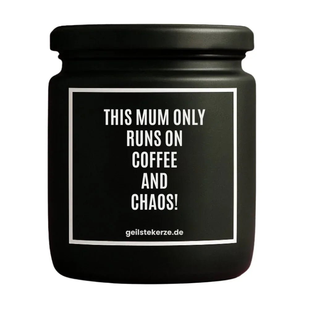 Vegane Bio-Kerze mit Spruch – THIS MUM ONLY RUNS ON COFFEE AND CHAOS