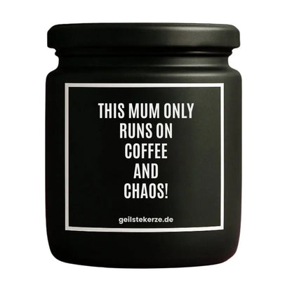 Duftkerze mit Spruch von geilstekerze ist der neue Geschenketrend. Diese witzige Kerze Vegane Bio-Kerze mit Spruch – THIS MUM ONLY RUNS ON COFFEE AND CHAOS brennt mega lange sagenhafte 80 Stunde, hochwertige ätherische Öle schaffen beste Duftverteilung. Mit 1400 lustigen Sprüchen perfekt zum Verschenken. Handgemacht in Deutschland von geilstekerze.shop -Die beste Duftkerze die du kaufen kannst.
