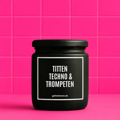 Duftkerze mit Spruch von geilstekerze ist der neue Geschenketrend. Diese witzige Kerze Vegane Bio-Kerze mit Spruch – TITTEN TECHNO & TROMPETEN brennt mega lange sagenhafte 80 Stunde, hochwertige ätherische Öle schaffen beste Duftverteilung. Mit 1400 lustigen Sprüchen perfekt zum Verschenken. Handgemacht in Deutschland von geilstekerze.shop -Die beste Duftkerze die du kaufen kannst.