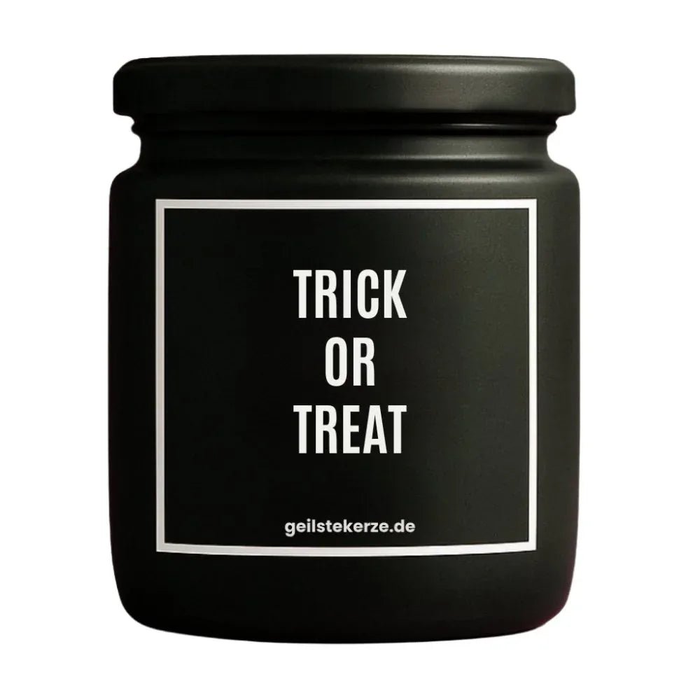 Duftkerze mit Spruch von geilstekerze ist der neue Geschenketrend. Diese witzige Kerze Vegane Bio-Kerze mit Spruch – TRICK OR TREAT brennt mega lange sagenhafte 80 Stunde, hochwertige ätherische Öle schaffen beste Duftverteilung. Mit 1400 lustigen Sprüchen perfekt zum Verschenken. Handgemacht in Deutschland von geilstekerze.shop -Die beste Duftkerze die du kaufen kannst.