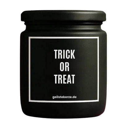 Duftkerze mit Spruch von geilstekerze ist der neue Geschenketrend. Diese witzige Kerze Vegane Bio-Kerze mit Spruch – TRICK OR TREAT brennt mega lange sagenhafte 80 Stunde, hochwertige ätherische Öle schaffen beste Duftverteilung. Mit 1400 lustigen Sprüchen perfekt zum Verschenken. Handgemacht in Deutschland von geilstekerze.shop -Die beste Duftkerze die du kaufen kannst.
