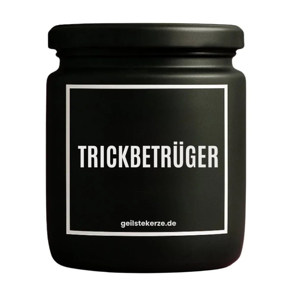 Duftkerze mit Spruch von geilstekerze ist der neue Geschenketrend. Diese witzige Kerze Vegane Bio-Kerze mit Spruch – TRICKBETRÜGER brennt mega lange sagenhafte 80 Stunde, hochwertige ätherische Öle schaffen beste Duftverteilung. Mit 1400 lustigen Sprüchen perfekt zum Verschenken. Handgemacht in Deutschland von geilstekerze.shop -Die beste Duftkerze die du kaufen kannst.