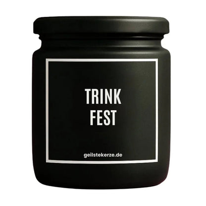 Duftkerze mit Spruch von geilstekerze ist der neue Geschenketrend. Diese witzige Kerze Vegane Bio-Kerze mit Spruch – TRINKFEST brennt mega lange sagenhafte 80 Stunde, hochwertige ätherische Öle schaffen beste Duftverteilung. Mit 1400 lustigen Sprüchen perfekt zum Verschenken. Handgemacht in Deutschland von geilstekerze.shop -Die beste Duftkerze die du kaufen kannst.