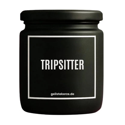 Duftkerze mit Spruch von geilstekerze ist der neue Geschenketrend. Diese witzige Kerze Vegane Bio-Kerze mit Spruch – TRIPSITTER brennt mega lange sagenhafte 80 Stunde, hochwertige ätherische Öle schaffen beste Duftverteilung. Mit 1400 lustigen Sprüchen perfekt zum Verschenken. Handgemacht in Deutschland von geilstekerze.shop -Die beste Duftkerze die du kaufen kannst.