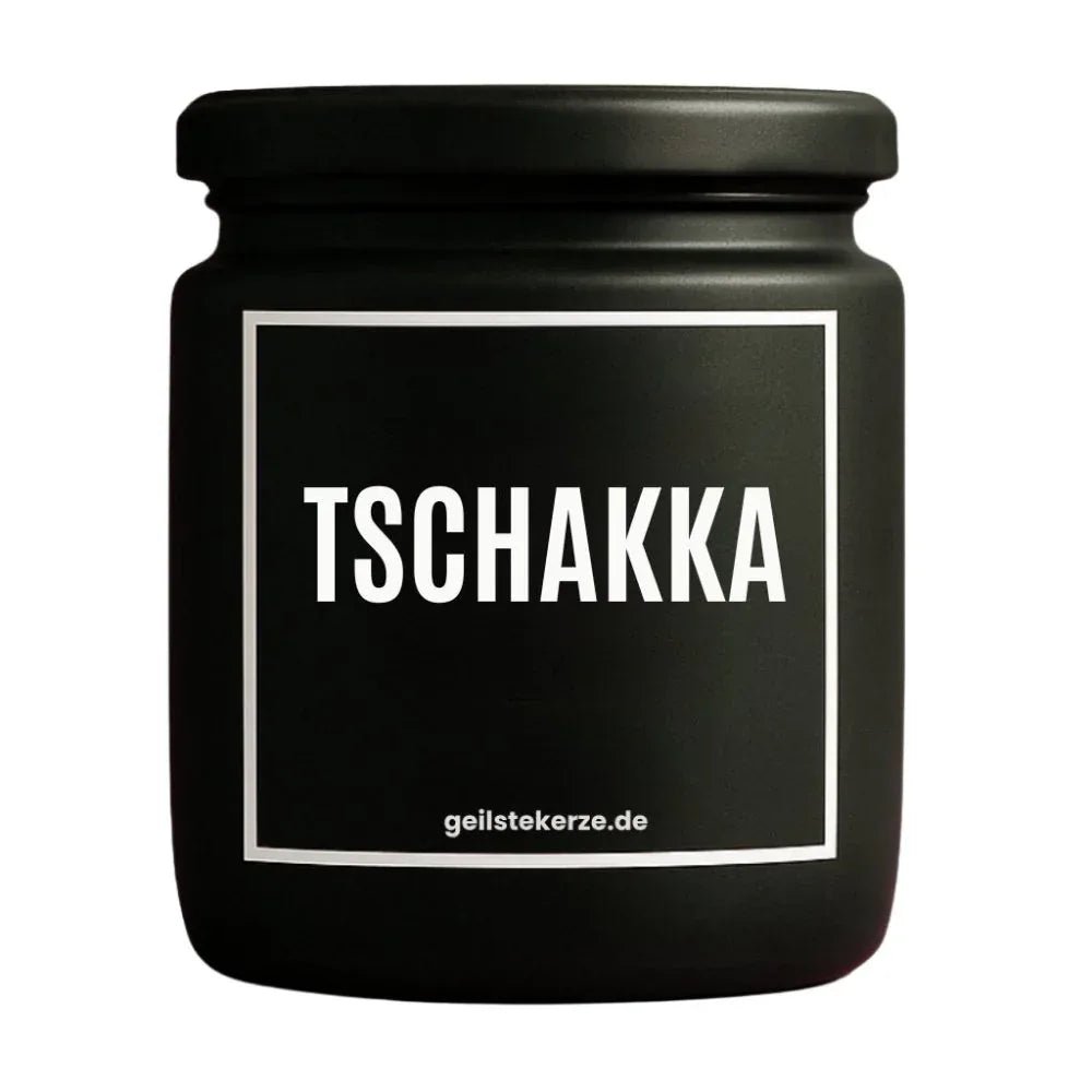 Duftkerze mit Spruch von geilstekerze ist der neue Geschenketrend. Diese witzige Kerze Vegane Bio-Kerze mit Spruch – TSCHAKKA brennt mega lange sagenhafte 80 Stunde, hochwertige ätherische Öle schaffen beste Duftverteilung. Mit 1400 lustigen Sprüchen perfekt zum Verschenken. Handgemacht in Deutschland von geilstekerze.shop -Die beste Duftkerze die du kaufen kannst.