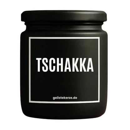 Duftkerze mit Spruch von geilstekerze ist der neue Geschenketrend. Diese witzige Kerze Vegane Bio-Kerze mit Spruch – TSCHAKKA brennt mega lange sagenhafte 80 Stunde, hochwertige ätherische Öle schaffen beste Duftverteilung. Mit 1400 lustigen Sprüchen perfekt zum Verschenken. Handgemacht in Deutschland von geilstekerze.shop -Die beste Duftkerze die du kaufen kannst.