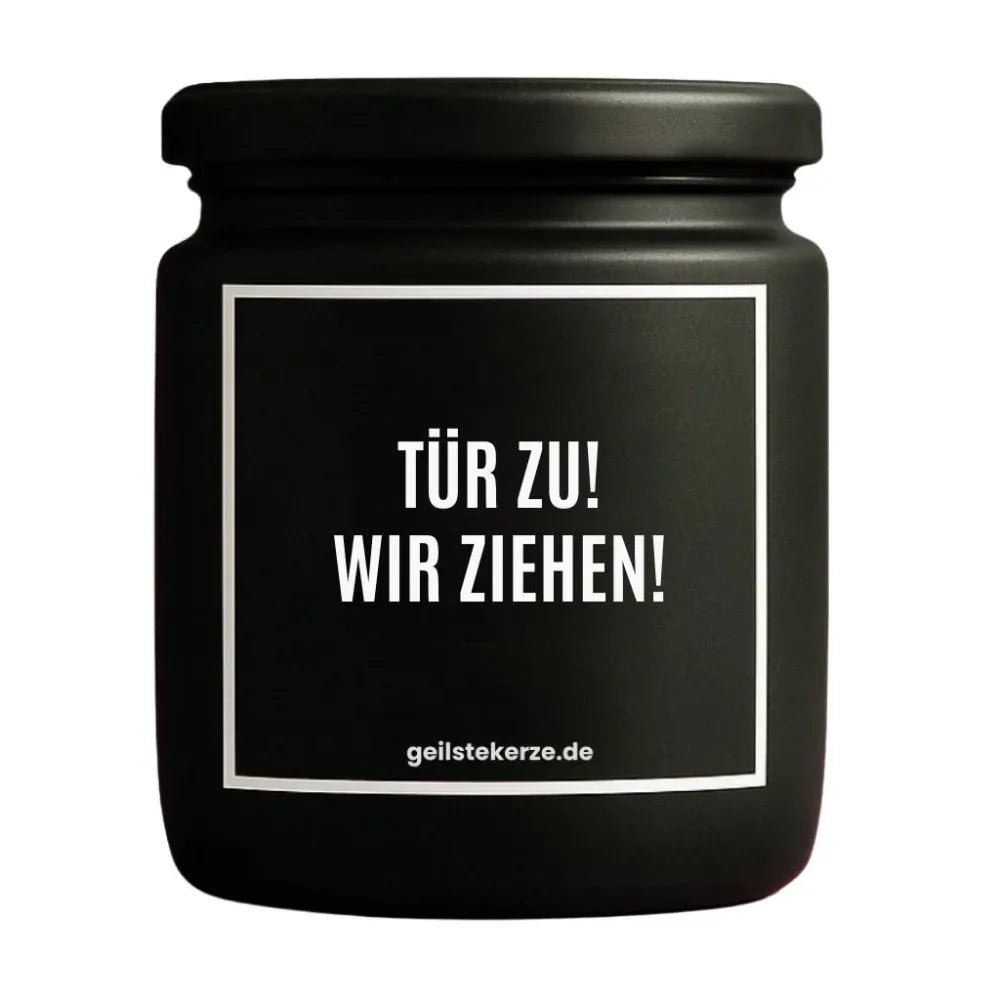 Duftkerze mit Spruch von geilstekerze ist der neue Geschenketrend. Diese witzige Kerze Vegane Bio-Kerze mit Spruch – TÜR ZU! WIR ZIEHEN! brennt mega lange sagenhafte 80 Stunde, hochwertige ätherische Öle schaffen beste Duftverteilung. Mit 1400 lustigen Sprüchen perfekt zum Verschenken. Handgemacht in Deutschland von geilstekerze.shop -Die beste Duftkerze die du kaufen kannst.