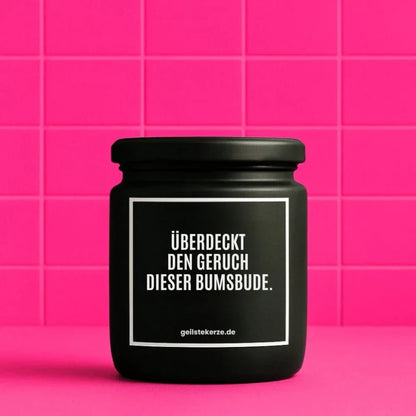 Duftkerze mit Spruch von geilstekerze ist der neue Geschenketrend. Diese witzige Kerze Vegane Bio-Kerze mit Spruch – ÜBERDECKT DEN GERUCH DIESER BUMSBUDE. brennt mega lange sagenhafte 80 Stunde, hochwertige ätherische Öle schaffen beste Duftverteilung. Mit 1400 lustigen Sprüchen perfekt zum Verschenken. Handgemacht in Deutschland von geilstekerze.shop -Die beste Duftkerze die du kaufen kannst.