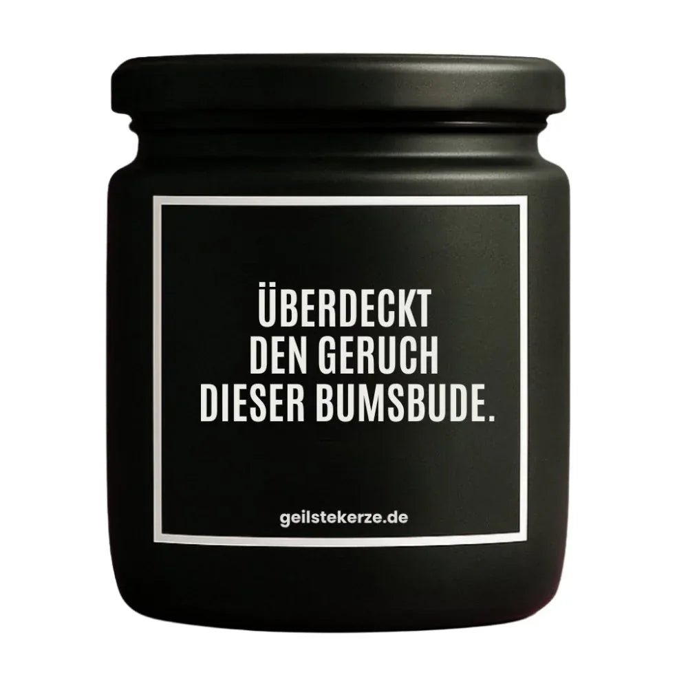 Duftkerze mit Spruch von geilstekerze ist der neue Geschenketrend. Diese witzige Kerze Vegane Bio-Kerze mit Spruch – ÜBERDECKT DEN GERUCH DIESER BUMSBUDE. brennt mega lange sagenhafte 80 Stunde, hochwertige ätherische Öle schaffen beste Duftverteilung. Mit 1400 lustigen Sprüchen perfekt zum Verschenken. Handgemacht in Deutschland von geilstekerze.shop -Die beste Duftkerze die du kaufen kannst.