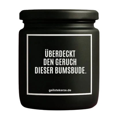 Duftkerze mit Spruch von geilstekerze ist der neue Geschenketrend. Diese witzige Kerze Vegane Bio-Kerze mit Spruch – ÜBERDECKT DEN GERUCH DIESER BUMSBUDE. brennt mega lange sagenhafte 80 Stunde, hochwertige ätherische Öle schaffen beste Duftverteilung. Mit 1400 lustigen Sprüchen perfekt zum Verschenken. Handgemacht in Deutschland von geilstekerze.shop -Die beste Duftkerze die du kaufen kannst.