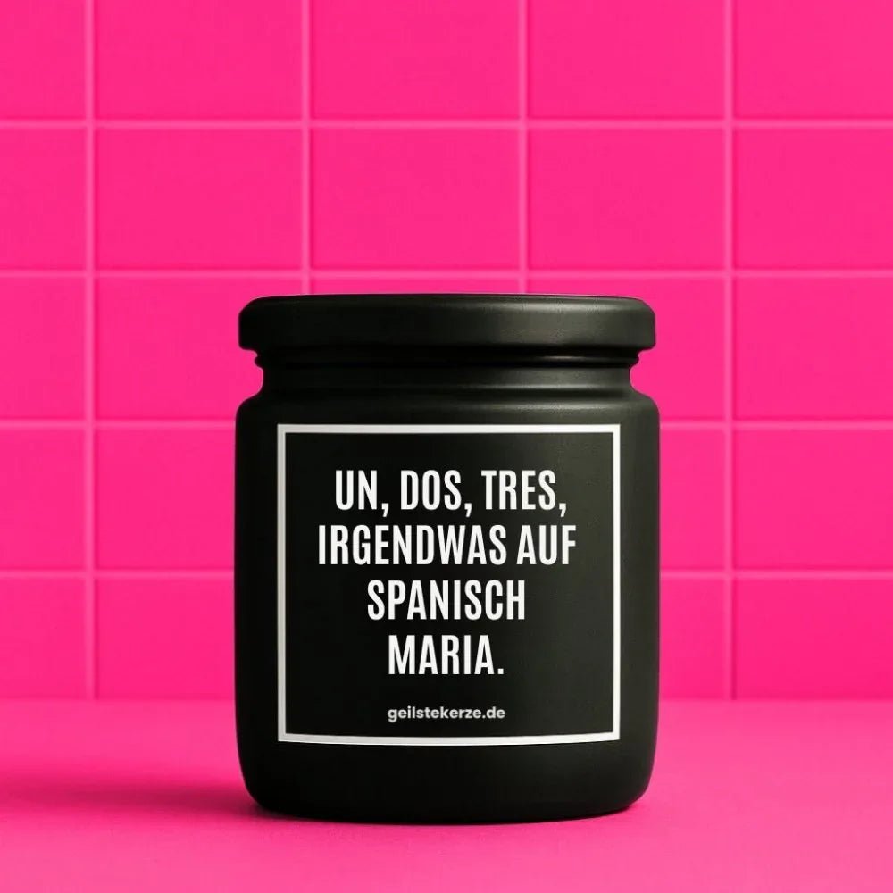Duftkerze mit Spruch von geilstekerze ist der neue Geschenketrend. Diese witzige Kerze Vegane Bio-Kerze mit Spruch – UN DOS, TRES, IRGENDWAS AUF SPANISCH MARIA. brennt mega lange sagenhafte 80 Stunde, hochwertige ätherische Öle schaffen beste Duftverteilung. Mit 1400 lustigen Sprüchen perfekt zum Verschenken. Handgemacht in Deutschland von geilstekerze.shop -Die beste Duftkerze die du kaufen kannst.