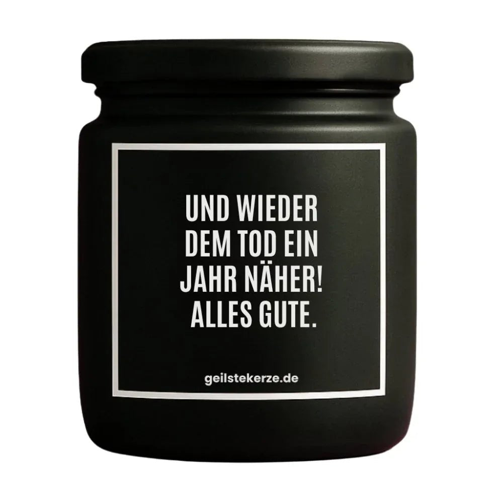 Duftkerze mit Spruch von geilstekerze ist der neue Geschenketrend. Diese witzige Kerze Vegane Bio-Kerze mit Spruch – UND WIEDER DEM TOD EIN JAHR NÄHER! ALLES GUTE. brennt mega lange sagenhafte 80 Stunde, hochwertige ätherische Öle schaffen beste Duftverteilung. Mit 1400 lustigen Sprüchen perfekt zum Verschenken. Handgemacht in Deutschland von geilstekerze.shop -Die beste Duftkerze die du kaufen kannst.