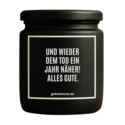 Duftkerze mit Spruch von geilstekerze ist der neue Geschenketrend. Diese witzige Kerze Vegane Bio-Kerze mit Spruch – UND WIEDER DEM TOD EIN JAHR NÄHER! ALLES GUTE. brennt mega lange sagenhafte 80 Stunde, hochwertige ätherische Öle schaffen beste Duftverteilung. Mit 1400 lustigen Sprüchen perfekt zum Verschenken. Handgemacht in Deutschland von geilstekerze.shop -Die beste Duftkerze die du kaufen kannst.