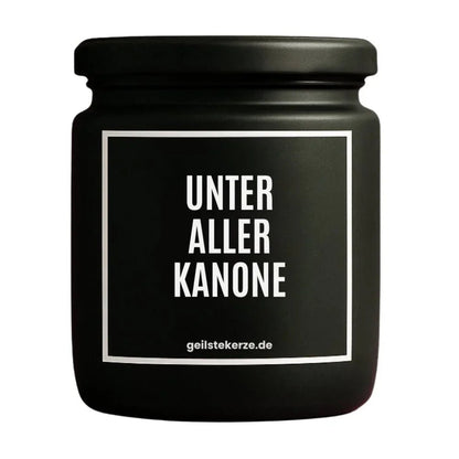 Duftkerze mit Spruch von geilstekerze ist der neue Geschenketrend. Diese witzige Kerze Vegane Bio-Kerze mit Spruch – UNTER ALLER KANONE brennt mega lange sagenhafte 80 Stunde, hochwertige ätherische Öle schaffen beste Duftverteilung. Mit 1400 lustigen Sprüchen perfekt zum Verschenken. Handgemacht in Deutschland von geilstekerze.shop -Die beste Duftkerze die du kaufen kannst.
