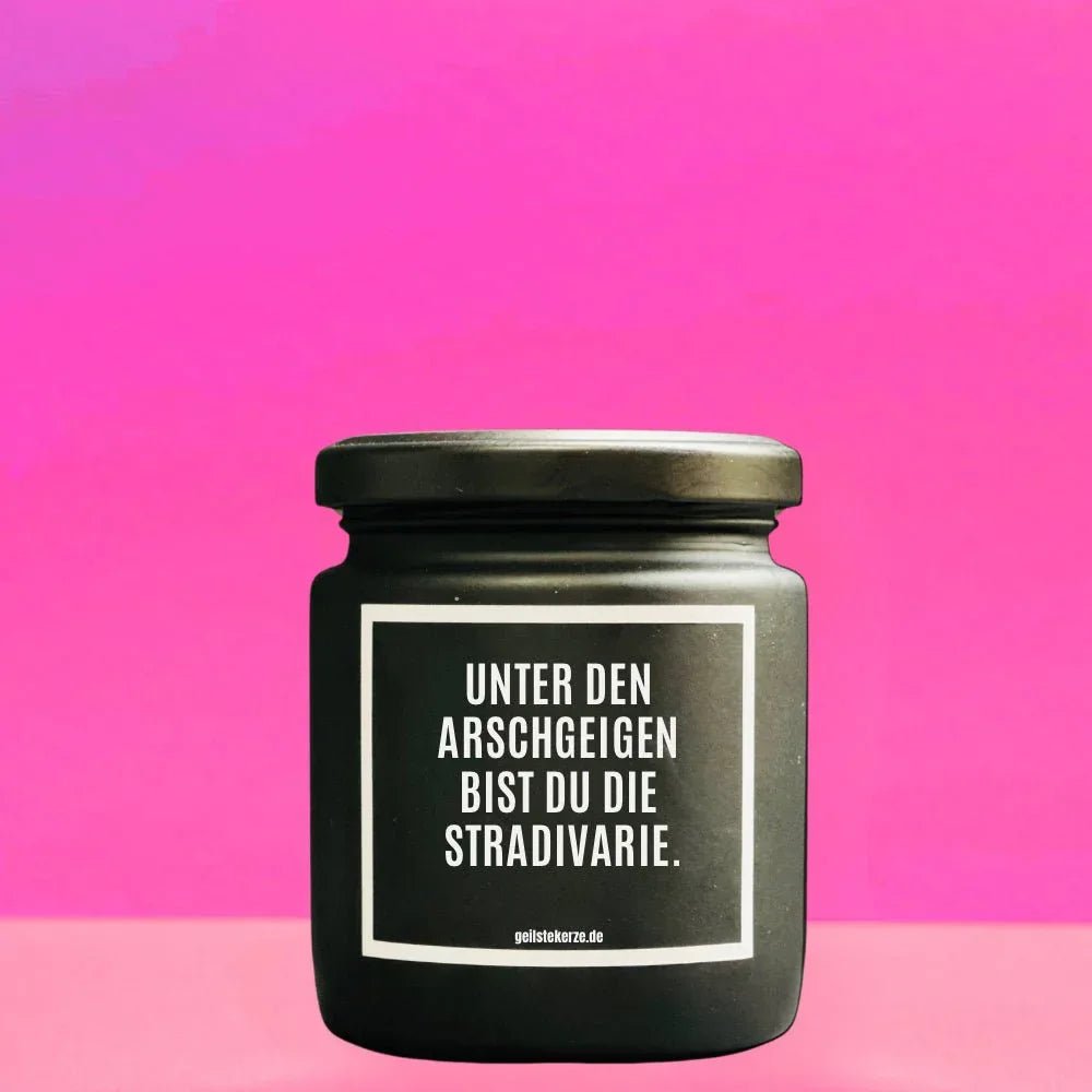 Duftkerze mit Spruch von geilstekerze ist der neue Geschenketrend. Diese witzige Kerze Vegane Bio-Kerze mit Spruch – UNTER DEN ARSCHGEIGEN BIST DU DIE STRADIVARIE brennt mega lange sagenhafte 80 Stunde, hochwertige ätherische Öle schaffen beste Duftverteilung. Mit 1400 lustigen Sprüchen perfekt zum Verschenken. Handgemacht in Deutschland von geilstekerze.shop -Die beste Duftkerze die du kaufen kannst.