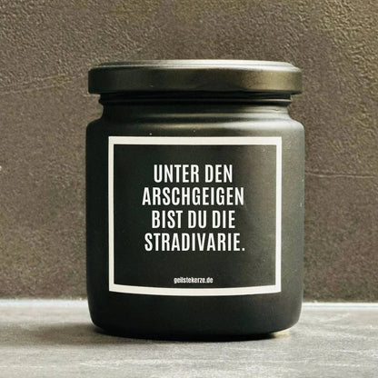 Duftkerze mit Spruch von geilstekerze ist der neue Geschenketrend. Diese witzige Kerze Vegane Bio-Kerze mit Spruch – UNTER DEN ARSCHGEIGEN BIST DU DIE STRADIVARIE brennt mega lange sagenhafte 80 Stunde, hochwertige ätherische Öle schaffen beste Duftverteilung. Mit 1400 lustigen Sprüchen perfekt zum Verschenken. Handgemacht in Deutschland von geilstekerze.shop -Die beste Duftkerze die du kaufen kannst.