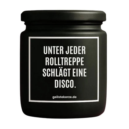 Duftkerze mit Spruch von geilstekerze ist der neue Geschenketrend. Diese witzige Kerze Vegane Bio-Kerze mit Spruch – UNTER JEDER ROLLTREPPE SCHLÄGT EINE DISCO. brennt mega lange sagenhafte 80 Stunde, hochwertige ätherische Öle schaffen beste Duftverteilung. Mit 1400 lustigen Sprüchen perfekt zum Verschenken. Handgemacht in Deutschland von geilstekerze.shop -Die beste Duftkerze die du kaufen kannst.