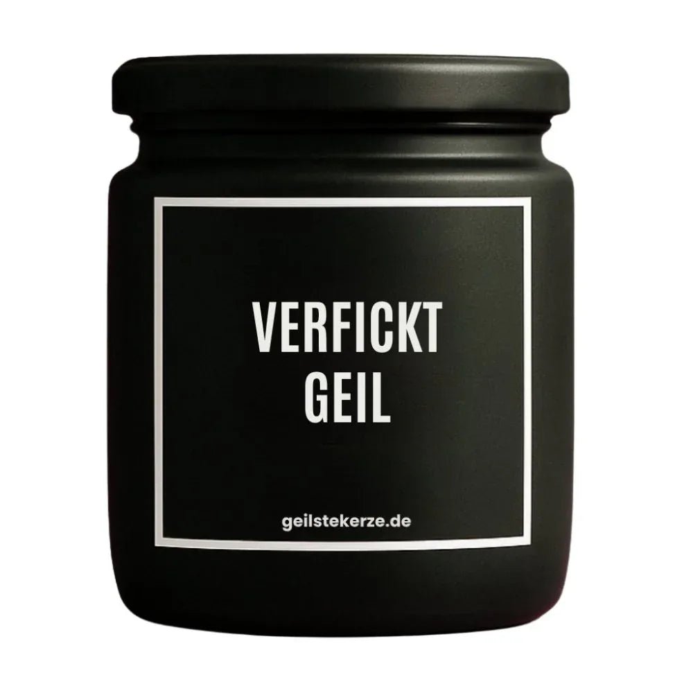 Duftkerze mit Spruch von geilstekerze ist der neue Geschenketrend. Diese witzige Kerze Vegane Bio-Kerze mit Spruch – VERFICKT GEIL brennt mega lange sagenhafte 80 Stunde, hochwertige ätherische Öle schaffen beste Duftverteilung. Mit 1400 lustigen Sprüchen perfekt zum Verschenken. Handgemacht in Deutschland von geilstekerze.shop -Die beste Duftkerze die du kaufen kannst.