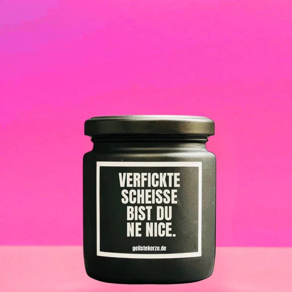 Duftkerze mit Spruch von geilstekerze ist der neue Geschenketrend. Diese witzige Kerze Vegane Bio-Kerze mit Spruch – VERFICKTE SCHEISSE BIST DU NE NICE brennt mega lange sagenhafte 80 Stunde, hochwertige ätherische Öle schaffen beste Duftverteilung. Mit 1400 lustigen Sprüchen perfekt zum Verschenken. Handgemacht in Deutschland von geilstekerze.shop -Die beste Duftkerze die du kaufen kannst.