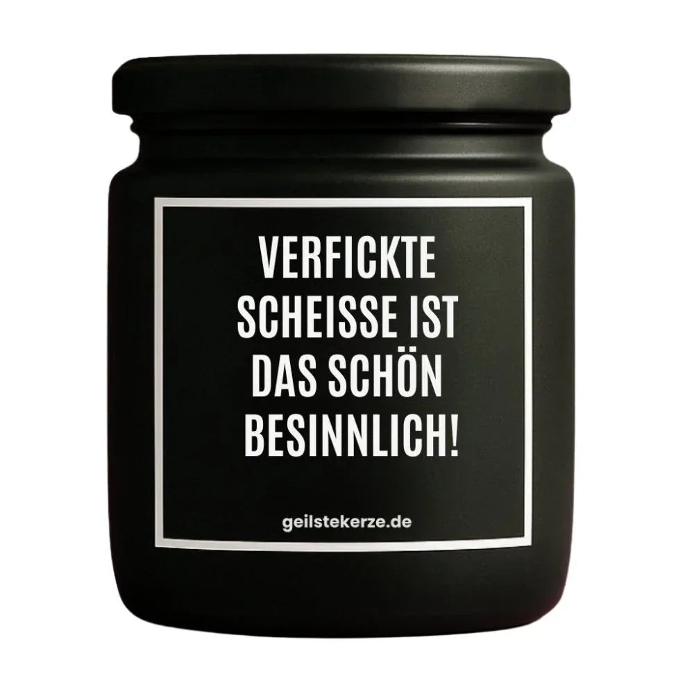 Duftkerze mit Spruch von geilstekerze ist der neue Geschenketrend. Diese witzige Kerze Vegane Bio-Kerze mit Spruch – VERFICKTE SCHEISSE IST DAS SCHÖN BESINNLICH! brennt mega lange sagenhafte 80 Stunde, hochwertige ätherische Öle schaffen beste Duftverteilung. Mit 1400 lustigen Sprüchen perfekt zum Verschenken. Handgemacht in Deutschland von geilstekerze.shop -Die beste Duftkerze die du kaufen kannst.