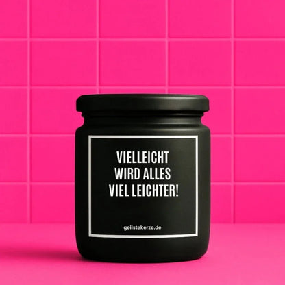 Duftkerze mit Spruch von geilstekerze ist der neue Geschenketrend. Diese witzige Kerze Vegane Bio-Kerze mit Spruch – VIELLEICHT WIRD ALLES VIEL LEICHTER! brennt mega lange sagenhafte 80 Stunde, hochwertige ätherische Öle schaffen beste Duftverteilung. Mit 1400 lustigen Sprüchen perfekt zum Verschenken. Handgemacht in Deutschland von geilstekerze.shop -Die beste Duftkerze die du kaufen kannst.