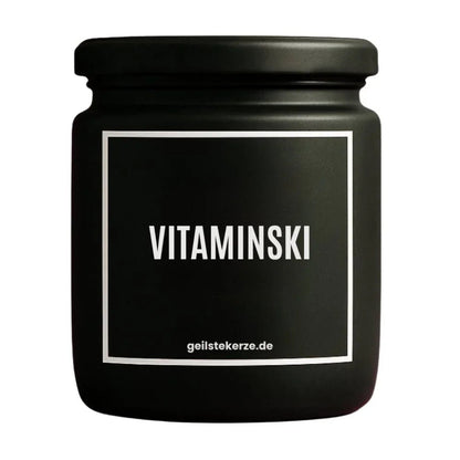 Duftkerze mit Spruch von geilstekerze ist der neue Geschenketrend. Diese witzige Kerze Vegane Bio-Kerze mit Spruch – VITAMINSKI brennt mega lange sagenhafte 80 Stunde, hochwertige ätherische Öle schaffen beste Duftverteilung. Mit 1400 lustigen Sprüchen perfekt zum Verschenken. Handgemacht in Deutschland von geilstekerze.shop -Die beste Duftkerze die du kaufen kannst.