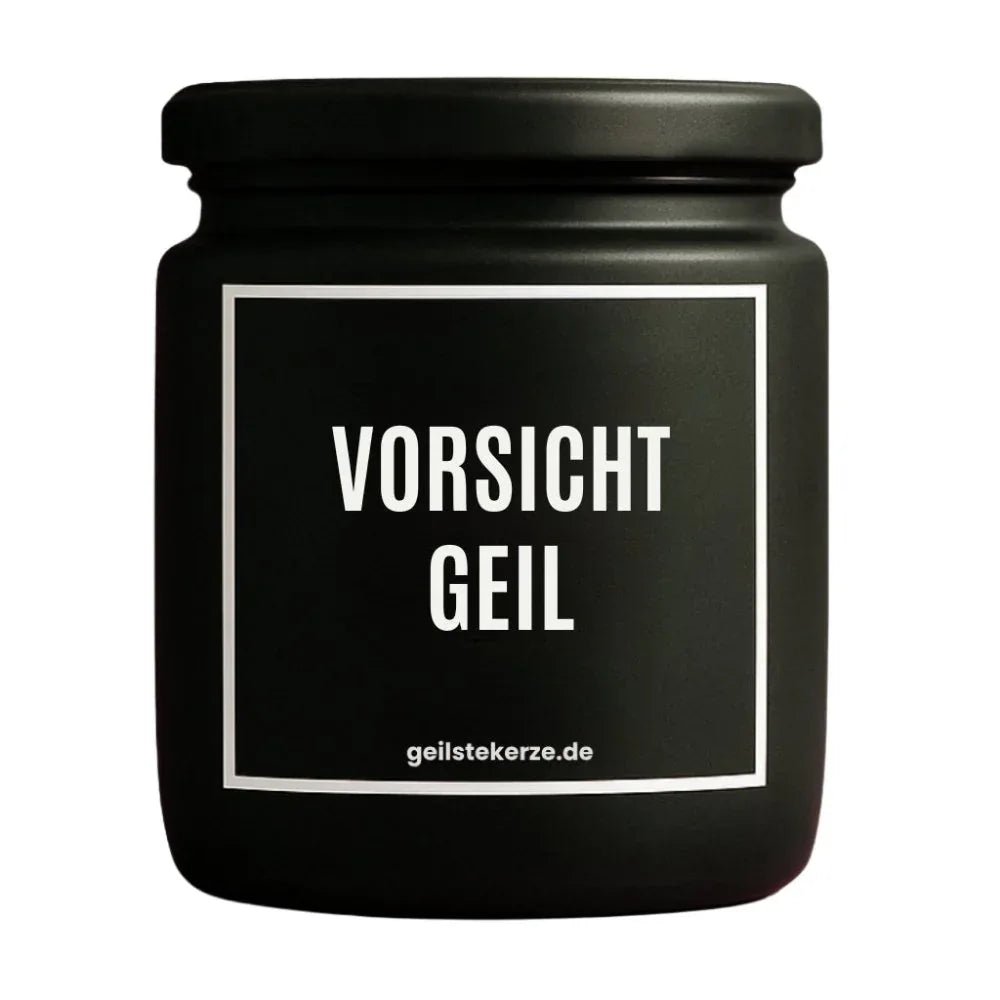 Duftkerze mit Spruch von geilstekerze ist der neue Geschenketrend. Diese witzige Kerze Vegane Bio-Kerze mit Spruch – VORSICHT GEIL brennt mega lange sagenhafte 80 Stunde, hochwertige ätherische Öle schaffen beste Duftverteilung. Mit 1400 lustigen Sprüchen perfekt zum Verschenken. Handgemacht in Deutschland von geilstekerze.shop -Die beste Duftkerze die du kaufen kannst.