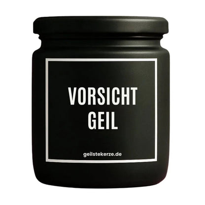 Duftkerze mit Spruch von geilstekerze ist der neue Geschenketrend. Diese witzige Kerze Vegane Bio-Kerze mit Spruch – VORSICHT GEIL brennt mega lange sagenhafte 80 Stunde, hochwertige ätherische Öle schaffen beste Duftverteilung. Mit 1400 lustigen Sprüchen perfekt zum Verschenken. Handgemacht in Deutschland von geilstekerze.shop -Die beste Duftkerze die du kaufen kannst.