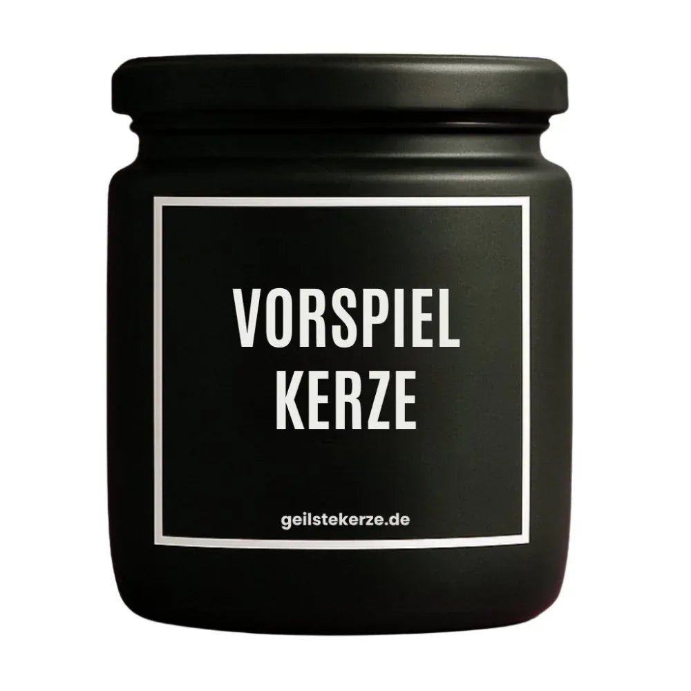Duftkerze mit Spruch von geilstekerze ist der neue Geschenketrend. Diese witzige Kerze Vegane Bio-Kerze mit Spruch – VORSPIEL KERZE brennt mega lange sagenhafte 80 Stunde, hochwertige ätherische Öle schaffen beste Duftverteilung. Mit 1400 lustigen Sprüchen perfekt zum Verschenken. Handgemacht in Deutschland von geilstekerze.shop -Die beste Duftkerze die du kaufen kannst.