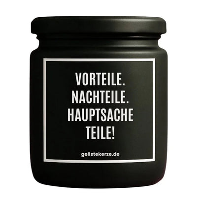 Duftkerze mit Spruch von geilstekerze ist der neue Geschenketrend. Diese witzige Kerze Vegane Bio-Kerze mit Spruch - VORTEILE. NACHTEILE. HAUPTSACHE TEILE! brennt mega lange sagenhafte 80 Stunde, hochwertige ätherische Öle schaffen beste Duftverteilung. Mit 1400 lustigen Sprüchen perfekt zum Verschenken. Handgemacht in Deutschland von geilstekerze.shop -Die beste Duftkerze die du kaufen kannst.