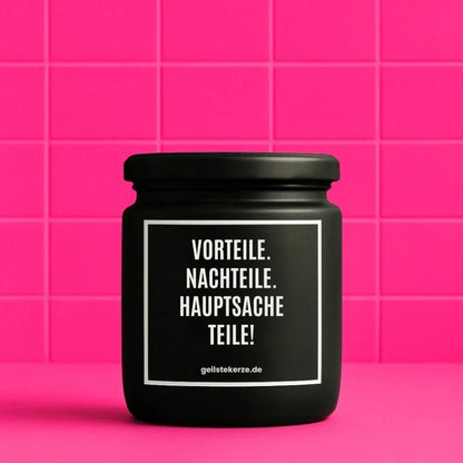 Duftkerze mit Spruch von geilstekerze ist der neue Geschenketrend. Diese witzige Kerze Vegane Bio-Kerze mit Spruch - VORTEILE. NACHTEILE. HAUPTSACHE TEILE! brennt mega lange sagenhafte 80 Stunde, hochwertige ätherische Öle schaffen beste Duftverteilung. Mit 1400 lustigen Sprüchen perfekt zum Verschenken. Handgemacht in Deutschland von geilstekerze.shop -Die beste Duftkerze die du kaufen kannst.