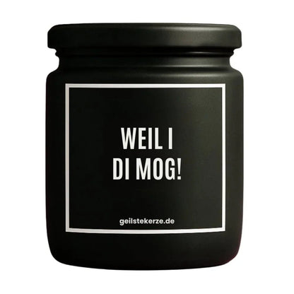 Duftkerze mit Spruch von geilstekerze ist der neue Geschenketrend. Diese witzige Kerze Vegane Bio-Kerze mit Spruch – WEIL I DI MOG! brennt mega lange sagenhafte 80 Stunde, hochwertige ätherische Öle schaffen beste Duftverteilung. Mit 1400 lustigen Sprüchen perfekt zum Verschenken. Handgemacht in Deutschland von geilstekerze.shop -Die beste Duftkerze die du kaufen kannst.