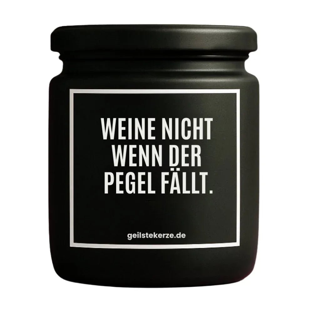Duftkerze mit Spruch von geilstekerze ist der neue Geschenketrend. Diese witzige Kerze Vegane Bio-Kerze mit Spruch – WEINE NICHT WENN DER PEGEL FÄLLT. brennt mega lange sagenhafte 80 Stunde, hochwertige ätherische Öle schaffen beste Duftverteilung. Mit 1400 lustigen Sprüchen perfekt zum Verschenken. Handgemacht in Deutschland von geilstekerze.shop -Die beste Duftkerze die du kaufen kannst.