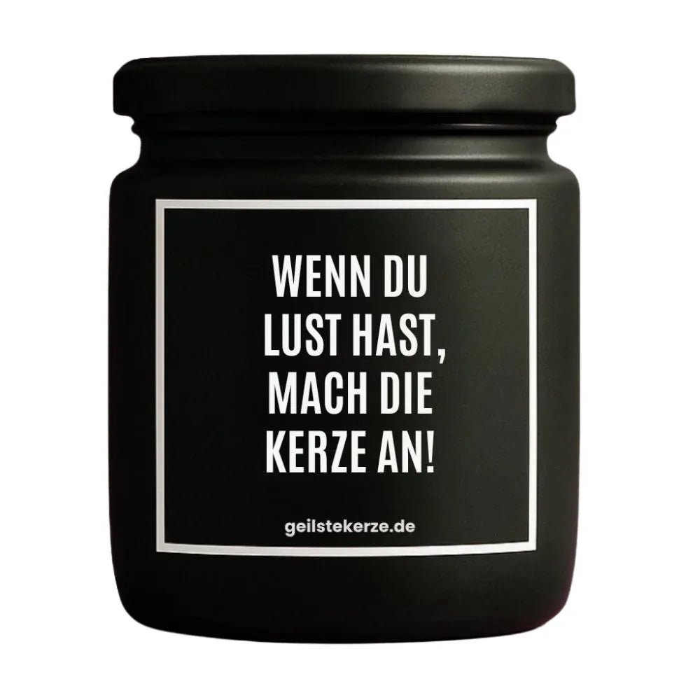 Duftkerze mit Spruch von geilstekerze ist der neue Geschenketrend. Diese witzige Kerze Vegane Bio-Kerze mit Spruch – WENN DU LUST HAST MACH DIE KERZE AN brennt mega lange sagenhafte 80 Stunde, hochwertige ätherische Öle schaffen beste Duftverteilung. Mit 1400 lustigen Sprüchen perfekt zum Verschenken. Handgemacht in Deutschland von geilstekerze.shop -Die beste Duftkerze die du kaufen kannst.