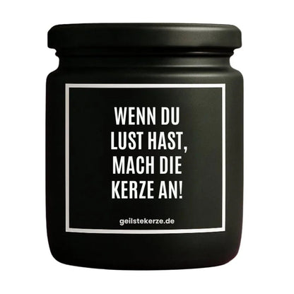Duftkerze mit Spruch von geilstekerze ist der neue Geschenketrend. Diese witzige Kerze Vegane Bio-Kerze mit Spruch – WENN DU LUST HAST MACH DIE KERZE AN brennt mega lange sagenhafte 80 Stunde, hochwertige ätherische Öle schaffen beste Duftverteilung. Mit 1400 lustigen Sprüchen perfekt zum Verschenken. Handgemacht in Deutschland von geilstekerze.shop -Die beste Duftkerze die du kaufen kannst.