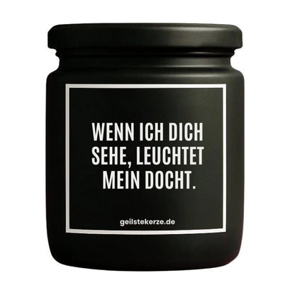 Duftkerze mit Spruch von geilstekerze ist der neue Geschenketrend. Diese witzige Kerze Vegane Bio-Kerze mit Spruch – WENN ICH DICH SEHE, LEUCHTET MEIN DOCHT. brennt mega lange sagenhafte 80 Stunde, hochwertige ätherische Öle schaffen beste Duftverteilung. Mit 1400 lustigen Sprüchen perfekt zum Verschenken. Handgemacht in Deutschland von geilstekerze.shop -Die beste Duftkerze die du kaufen kannst.