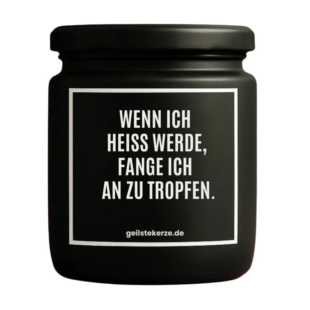Duftkerze mit Spruch von geilstekerze ist der neue Geschenketrend. Diese witzige Kerze Vegane Bio-Kerze mit Spruch – WENN ICH HEISS WERDE, FANGE ICH AN ZU TROPFEN. brennt mega lange sagenhafte 80 Stunde, hochwertige ätherische Öle schaffen beste Duftverteilung. Mit 1400 lustigen Sprüchen perfekt zum Verschenken. Handgemacht in Deutschland von geilstekerze.shop -Die beste Duftkerze die du kaufen kannst.