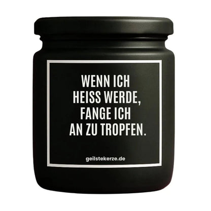 Duftkerze mit Spruch von geilstekerze ist der neue Geschenketrend. Diese witzige Kerze Vegane Bio-Kerze mit Spruch – WENN ICH HEISS WERDE, FANGE ICH AN ZU TROPFEN. brennt mega lange sagenhafte 80 Stunde, hochwertige ätherische Öle schaffen beste Duftverteilung. Mit 1400 lustigen Sprüchen perfekt zum Verschenken. Handgemacht in Deutschland von geilstekerze.shop -Die beste Duftkerze die du kaufen kannst.
