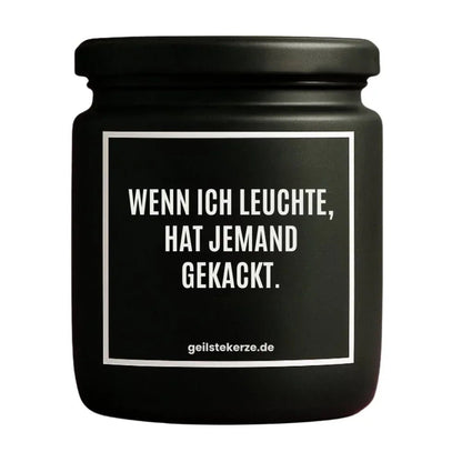 Duftkerze mit Spruch von geilstekerze ist der neue Geschenketrend. Diese witzige Kerze Vegane Bio-Kerze mit Spruch – WENN ICH LEUCHTE, HAT JEMAND GEKACKT. brennt mega lange sagenhafte 80 Stunde, hochwertige ätherische Öle schaffen beste Duftverteilung. Mit 1400 lustigen Sprüchen perfekt zum Verschenken. Handgemacht in Deutschland von geilstekerze.shop -Die beste Duftkerze die du kaufen kannst.