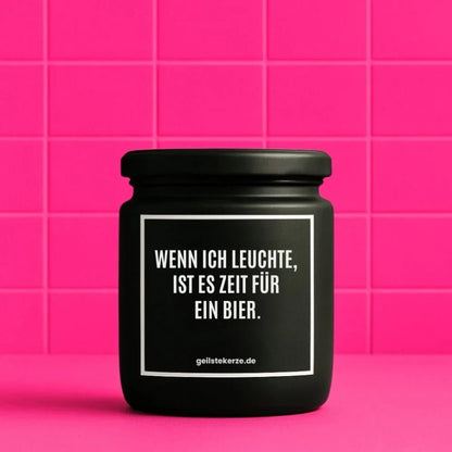 Duftkerze mit Spruch von geilstekerze ist der neue Geschenketrend. Diese witzige Kerze Vegane Bio-Kerze mit Spruch – WENN ICH LEUCHTE IST ES ZEIT FÜR EIN BIER. brennt mega lange sagenhafte 80 Stunde, hochwertige ätherische Öle schaffen beste Duftverteilung. Mit 1400 lustigen Sprüchen perfekt zum Verschenken. Handgemacht in Deutschland von geilstekerze.shop -Die beste Duftkerze die du kaufen kannst.