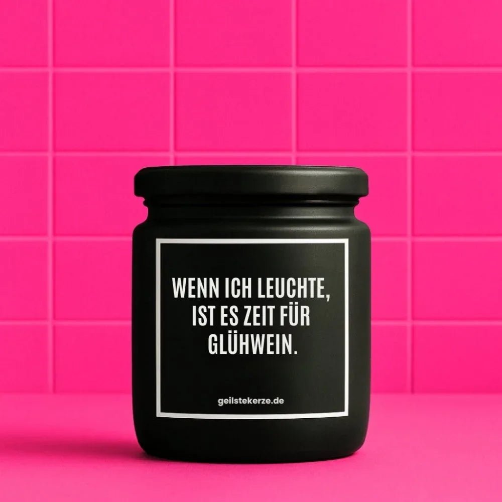 Duftkerze mit Spruch von geilstekerze ist der neue Geschenketrend. Diese witzige Kerze Vegane Bio-Kerze mit Spruch – WENN ICH LEUCHTE IST ES ZEIT FÜR GLÜHWEIN. brennt mega lange sagenhafte 80 Stunde, hochwertige ätherische Öle schaffen beste Duftverteilung. Mit 1400 lustigen Sprüchen perfekt zum Verschenken. Handgemacht in Deutschland von geilstekerze.shop -Die beste Duftkerze die du kaufen kannst.