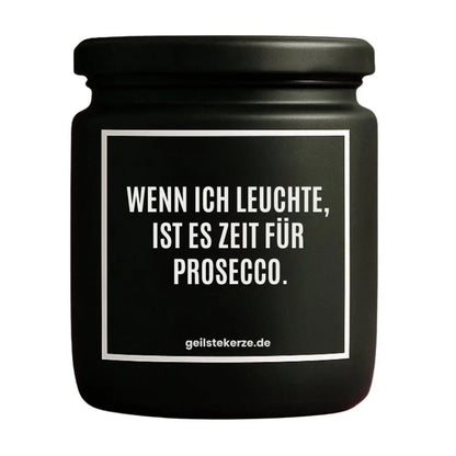 Duftkerze mit Spruch von geilstekerze ist der neue Geschenketrend. Diese witzige Kerze Vegane Bio-Kerze mit Spruch – WENN ICH LEUCHTE IST ES ZEIT FÜR PROSECCO. brennt mega lange sagenhafte 80 Stunde, hochwertige ätherische Öle schaffen beste Duftverteilung. Mit 1400 lustigen Sprüchen perfekt zum Verschenken. Handgemacht in Deutschland von geilstekerze.shop -Die beste Duftkerze die du kaufen kannst.