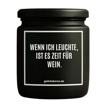 Duftkerze mit Spruch von geilstekerze ist der neue Geschenketrend. Diese witzige Kerze Vegane Bio-Kerze mit Spruch – WENN ICH LEUCHTE IST ES ZEIT FÜR WEIN. brennt mega lange sagenhafte 80 Stunde, hochwertige ätherische Öle schaffen beste Duftverteilung. Mit 1400 lustigen Sprüchen perfekt zum Verschenken. Handgemacht in Deutschland von geilstekerze.shop -Die beste Duftkerze die du kaufen kannst.