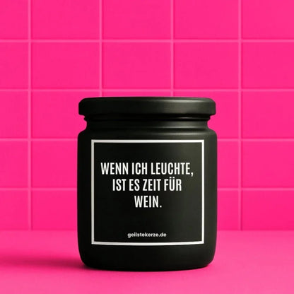 Duftkerze mit Spruch von geilstekerze ist der neue Geschenketrend. Diese witzige Kerze Vegane Bio-Kerze mit Spruch – WENN ICH LEUCHTE IST ES ZEIT FÜR WEIN. brennt mega lange sagenhafte 80 Stunde, hochwertige ätherische Öle schaffen beste Duftverteilung. Mit 1400 lustigen Sprüchen perfekt zum Verschenken. Handgemacht in Deutschland von geilstekerze.shop -Die beste Duftkerze die du kaufen kannst.