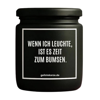 Duftkerze mit Spruch von geilstekerze ist der neue Geschenketrend. Diese witzige Kerze Vegane Bio-Kerze mit Spruch – WENN ICH LEUCHTE, IST ES ZEIT ZUM BUMSEN. brennt mega lange sagenhafte 80 Stunde, hochwertige ätherische Öle schaffen beste Duftverteilung. Mit 1400 lustigen Sprüchen perfekt zum Verschenken. Handgemacht in Deutschland von geilstekerze.shop -Die beste Duftkerze die du kaufen kannst.