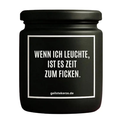 Duftkerze mit Spruch von geilstekerze ist der neue Geschenketrend. Diese witzige Kerze Vegane Bio-Kerze mit Spruch – WENN ICH LEUCHTE, IST ES ZEIT ZUM FICKEN. brennt mega lange sagenhafte 80 Stunde, hochwertige ätherische Öle schaffen beste Duftverteilung. Mit 1400 lustigen Sprüchen perfekt zum Verschenken. Handgemacht in Deutschland von geilstekerze.shop -Die beste Duftkerze die du kaufen kannst.