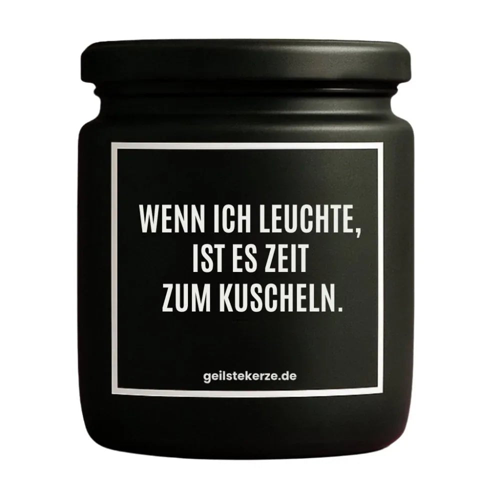 Vegane Bio-Kerze mit Spruch – WENN ICH LEUCHTE, IST ES ZEIT ZUM KUSCHELN.