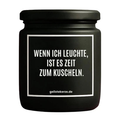 Duftkerze mit Spruch von geilstekerze ist der neue Geschenketrend. Diese witzige Kerze Vegane Bio-Kerze mit Spruch – WENN ICH LEUCHTE, IST ES ZEIT ZUM KUSCHELN. brennt mega lange sagenhafte 80 Stunde, hochwertige ätherische Öle schaffen beste Duftverteilung. Mit 1400 lustigen Sprüchen perfekt zum Verschenken. Handgemacht in Deutschland von geilstekerze.shop -Die beste Duftkerze die du kaufen kannst.
