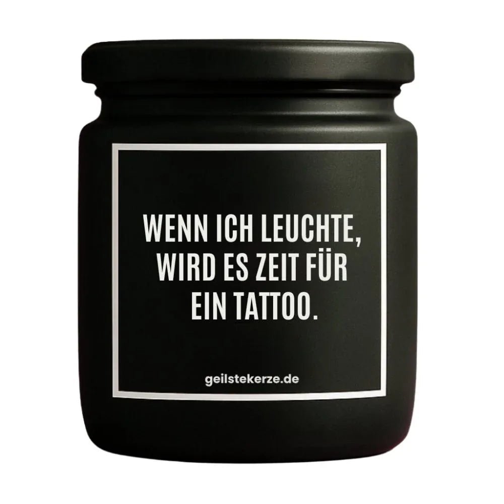 Duftkerze mit Spruch von geilstekerze ist der neue Geschenketrend. Diese witzige Kerze Vegane Bio-Kerze mit Spruch – WENN ICH LEUCHTE, WIRD ES ZEIT FÜR EIN TATTOO. brennt mega lange sagenhafte 80 Stunde, hochwertige ätherische Öle schaffen beste Duftverteilung. Mit 1400 lustigen Sprüchen perfekt zum Verschenken. Handgemacht in Deutschland von geilstekerze.shop -Die beste Duftkerze die du kaufen kannst.