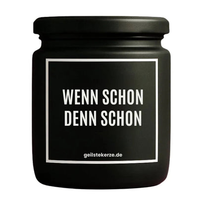 Duftkerze mit Spruch von geilstekerze ist der neue Geschenketrend. Diese witzige Kerze Vegane Bio-Kerze mit Spruch – WENN SCHON DENN SCHON brennt mega lange sagenhafte 80 Stunde, hochwertige ätherische Öle schaffen beste Duftverteilung. Mit 1400 lustigen Sprüchen perfekt zum Verschenken. Handgemacht in Deutschland von geilstekerze.shop -Die beste Duftkerze die du kaufen kannst.